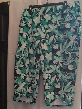 Women’s Floral Capris - Green/Black